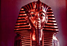 Тутанхамона похоронили с предметом внеземного происхождения