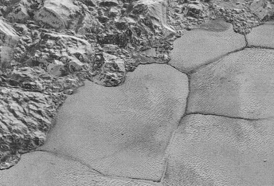 Фрагмент плато Спутник с многоугольны...