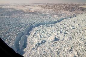 Подо льдами Гренландии обнаружена огромная река