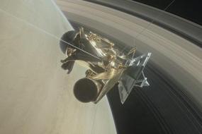 Cassini сделала снимки колец Сатурна с рекордно близкого расстояния