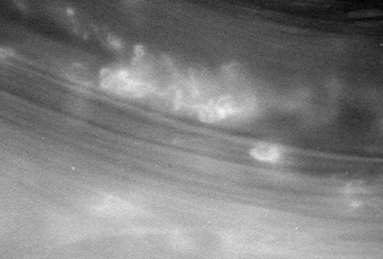 Облака и вихри в атмосфере Сатурна. Ф...