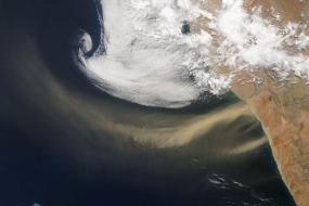 Завиток пыли над побережьем ЮАР: фото со спутника