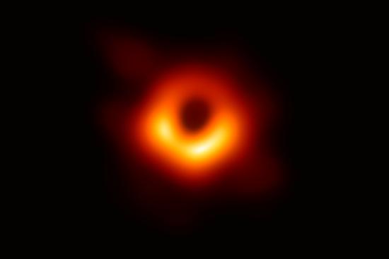 Черная дыра. Фото: Event Horizon Tele...