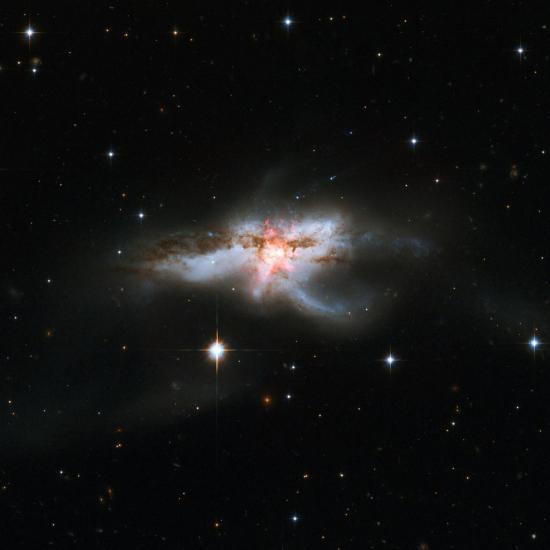 NGC 6240. Изображение: NASA / ESA / H...