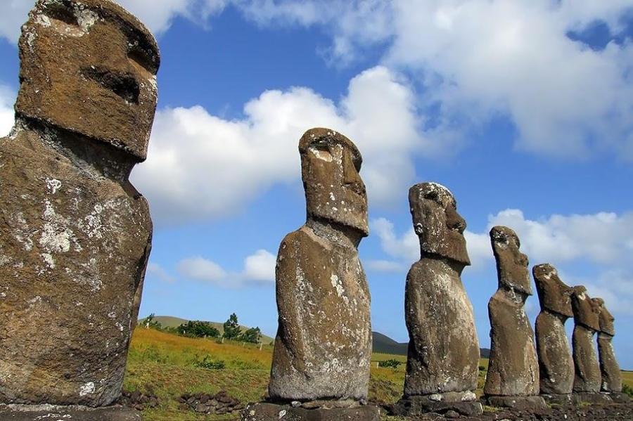 Идолы площади. Каменные истуканы острова Пасхи. Моаи на острове Пасхи. Идолы острова Пасхи. Каменные статуи Моаи.