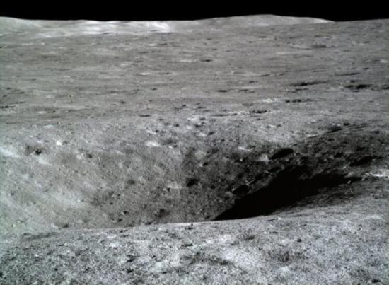 Фотография лунной поверхности, сделан...