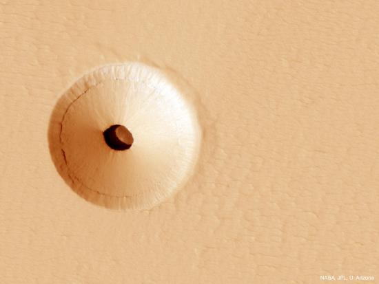 Дыра на Марсе. Фото:Фото: NASA / JPL ...