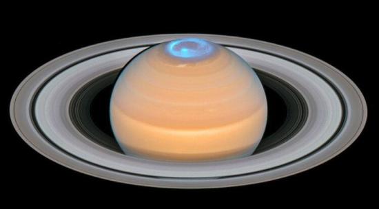 Полярое сияние на Сатурне. Изображени...