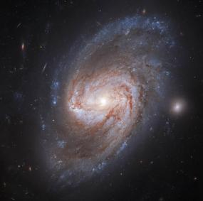 Взрывы в спиральной галактике NGC 3583 запечатлел телескоп Хаббл