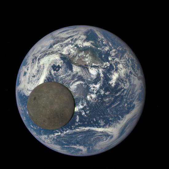 Луна и Земля.