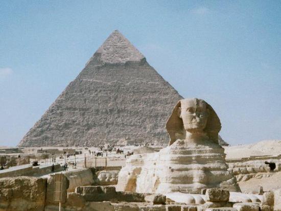 Большой Сфинкс и Пирамида Хефрена в Гизе.
