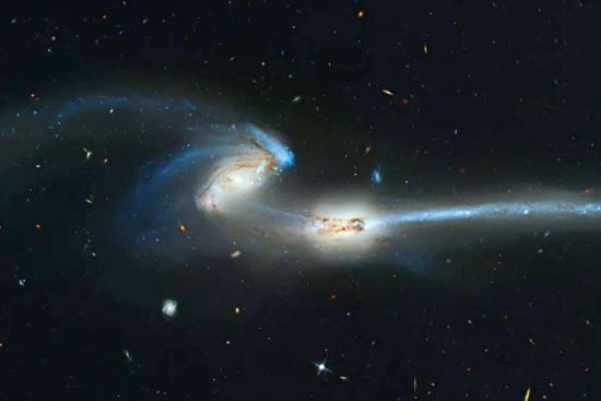 Млечный Путь вытягивается и скручивается под действием гравитации Большого Магелланова Облака.