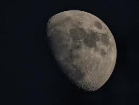 NASA хочет купить лунный грунт