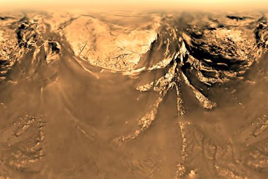 Изрезанный ландшафт Титана, снятый зондом Hyugens с высоты 10 километров.