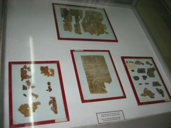 Фрагменты свитков Мёртвого моря на экспозиции в Археологическом музее в Аммане.