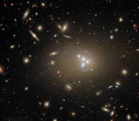 Телескоп Hubble запечатлел сотни галактик на одном снимке