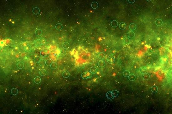 «Желтые шары» выделены на ИК-снимке телескопа Spitzer.