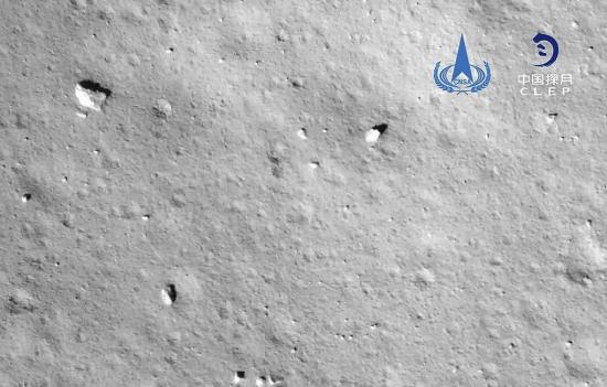 Поверхность Луны с борта китайского зонда "Чанъэ-5".