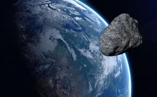 Астероид над Землей.