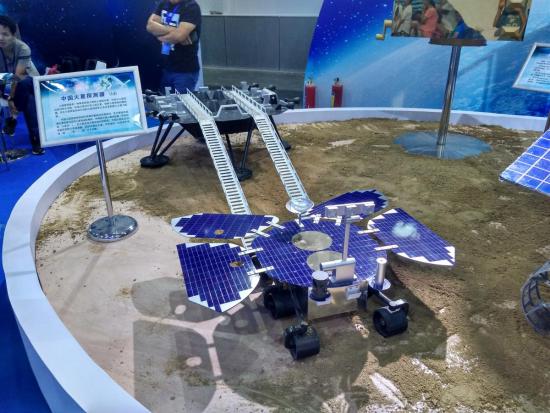 Модель спускаемого аппарата "Тяньвэнь-1" и "Чжуронг".
