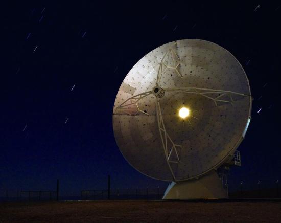 Одна из радиоантенн, установленных на территории комплекса Atacama Large Millimeter Array.
