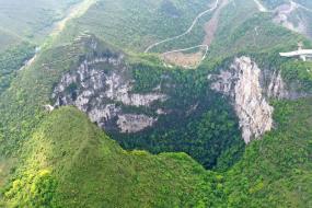 Спелеологи Геологической службы Китая нашли огромную карстовую воронку с древним лесом