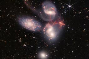 Опубликован сделанный телескопом Уэбба снимок галактик Квинтета Стефана в созвездии Пегаса