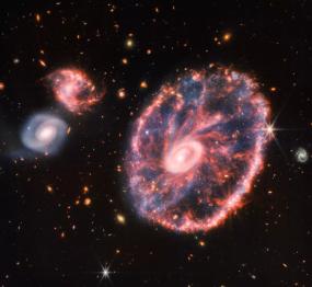Астрономы опубликовали снимок галактики Колесо Телеги