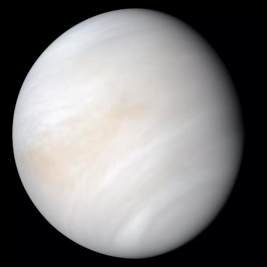 Венера в видимом и ультрафиолетовом свете.