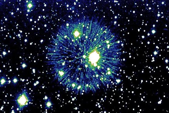 Необычная структура туманности Pa 30, похожая на фейерверк, может быть результатом слияния двух умирающих звезд.