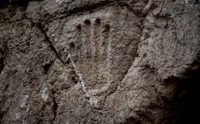На древней стене в Иерусалиме нашли таинственный отпечаток ладони