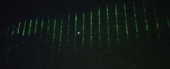 Серия зеленых лазерных лучей над Гавайями в январе.