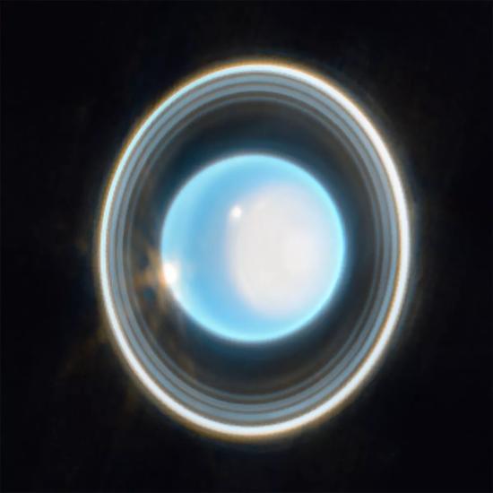 Это увеличенное изображение Урана, полученное камерой Уэбба в ближнем инфракрасном диапазоне (NIRCam) 6 февраля 2023 года.