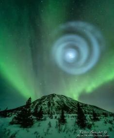 Фотограф снял гигантскую спираль, образовавшуюся в ночном небе Аляски