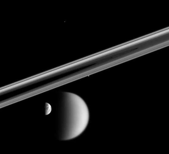 Сатурн, его спутник и кольца.