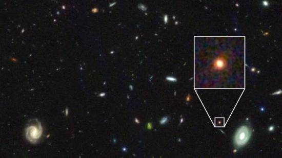 GS-9209 наблюдалась космическим телескопом Джеймса Уэбба рядом с другими галактиками.