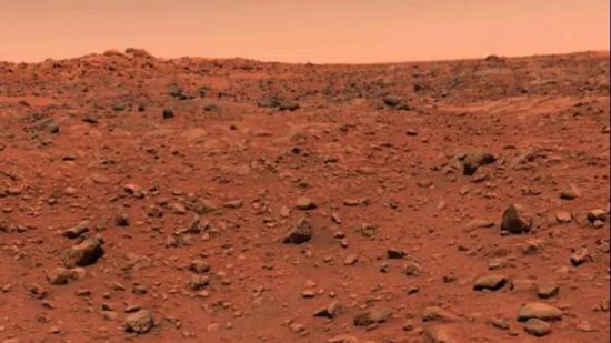 Первое цветное фото поверхности Марса с миссии «Викинг».