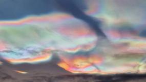 Удивительные радужные облака появились в Арктике