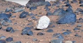 Ученые обнаружили необычный валун на Марсе