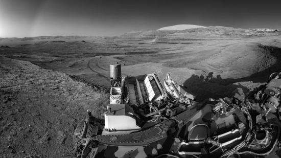 Этот снимок следов, оставленных марсоходом Curiosity НАСА, был сделан 26 июля 2025 года.