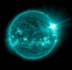 Солнечная вспышка X4.0 прошла мимо Земли: учёные наблюдают за развитием событий