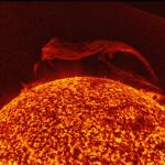 Гигантский солнечный протуберанц поразил астрономов своими масштабами