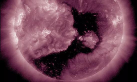 Корональная дыра на Солнце.