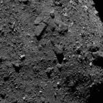 Пористые валуны с микротрещинами раскрыли тепловую загадку астероида Бенну