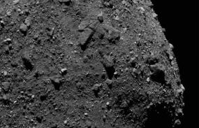 Пористые валуны с микротрещинами раскрыли тепловую загадку астероида Бенну