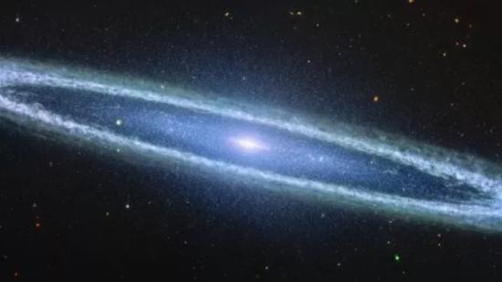 Пылевая полоса на краю галактики Сомбреро.