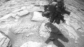 Неожиданность на Марсе: марсоход Curiosity поднял каменную плиту при бурении
