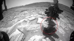  Марсоход Curiosity выбрался из каменной ловушки благодаря вибрации
