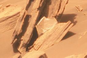 На Марсе обнаружен серебристый объект