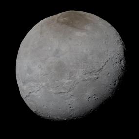 Специалисты объяснили причину красного цвета на северном полюсе спутника Плутона Харона